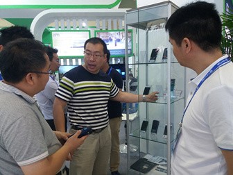 王海滨总监为客户介绍产品_副本